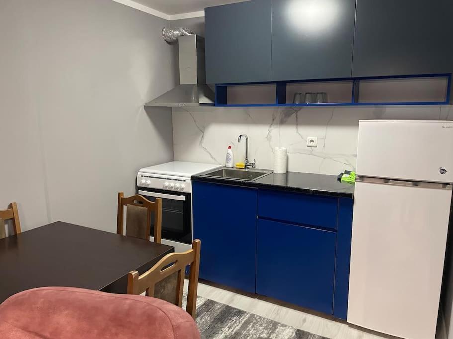 Sunny Prishtina Apartment Prishtine Bagian luar foto
