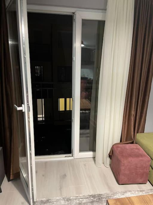 Sunny Prishtina Apartment Prishtine Bagian luar foto