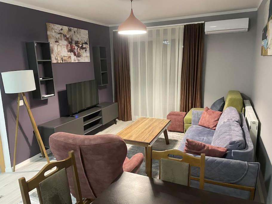 Sunny Prishtina Apartment Prishtine Bagian luar foto